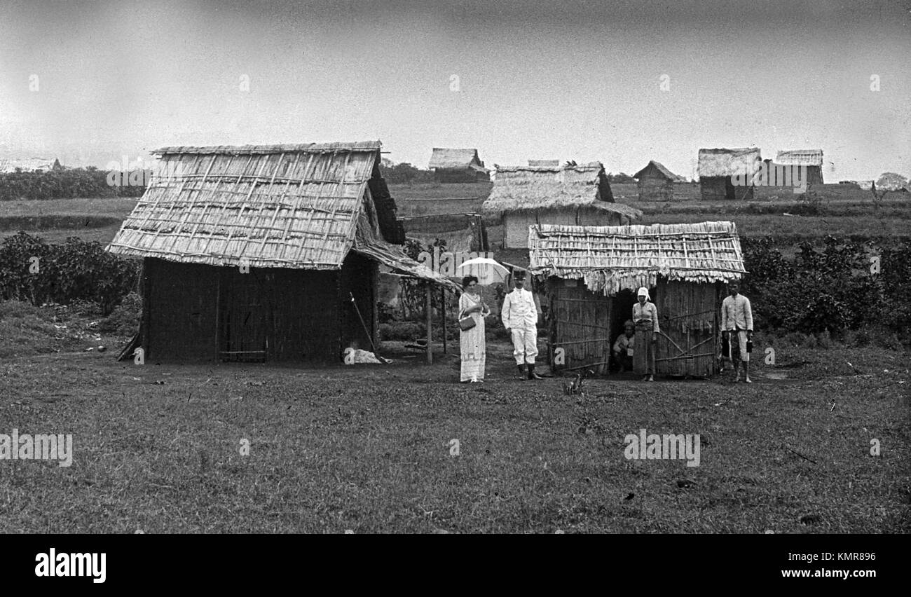 Traditional family hut dwellings in Surabaya, Java, Indonesia 1914 Stock Photo