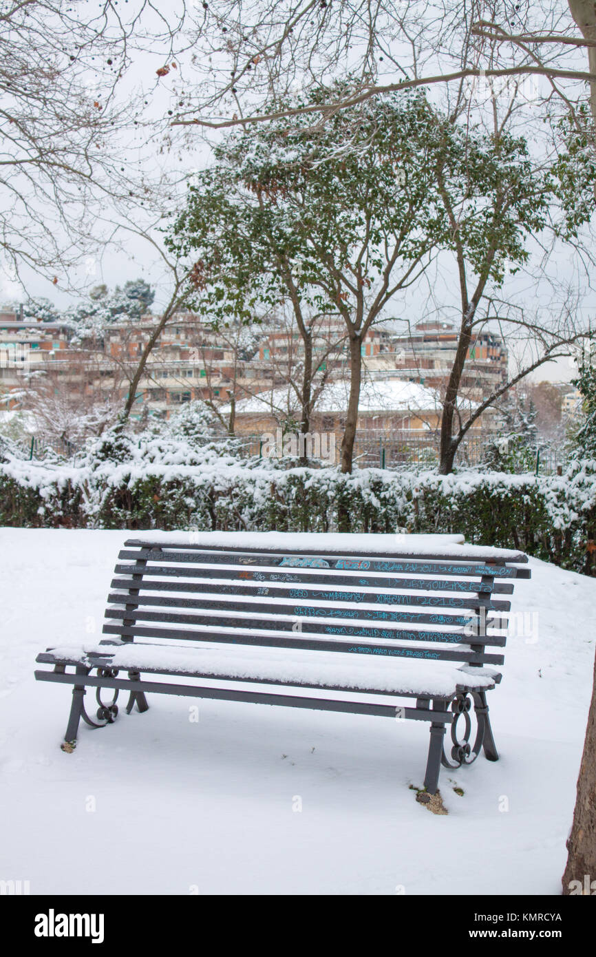 BENCH COVERED BY SNOW IN A PUBLIC PARK Stock Photo - Alamy