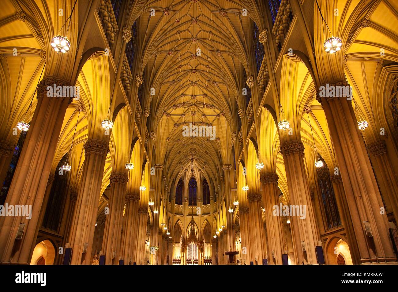 Saint Patrick´s Cathedral, Inside, Arches, Stained Glass, New York City