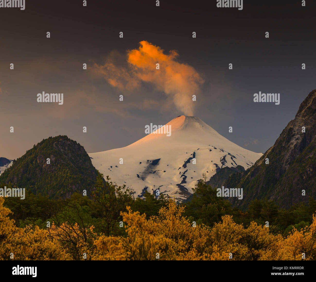 Volcán Villarrica / Villarrica volcano. El volcán Villarrica es uno de los volcanes más peligrosos de Chile, se encuentra en la región de la Araucania. Stock Photo