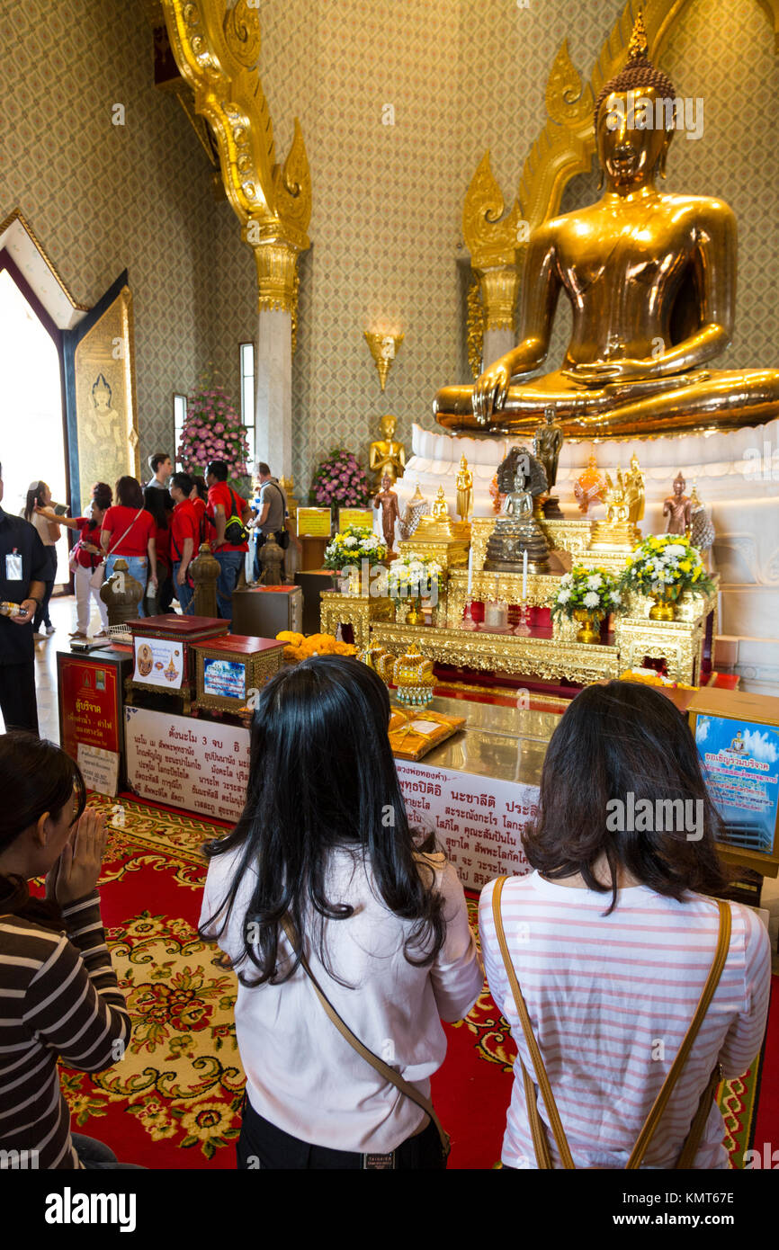 Bangkok Thailand Worshipers Pray Before The Golden Buddha At The Stock Photo Alamy Bangkok Thailand Worshipers Pray Before The Golden Buddha At The Stock Photo Alamy