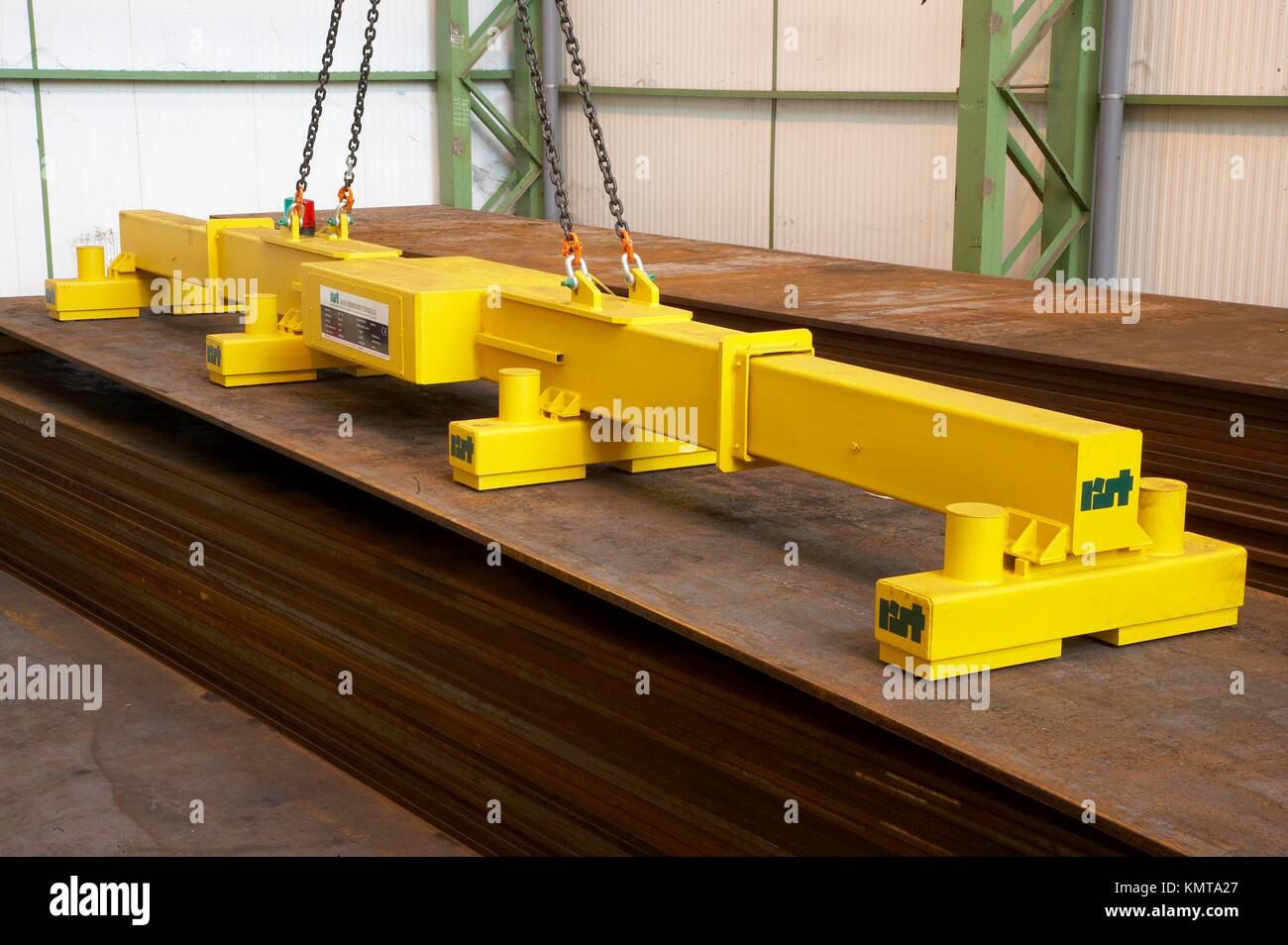Telescopic crane for handling large steel plates Stock
