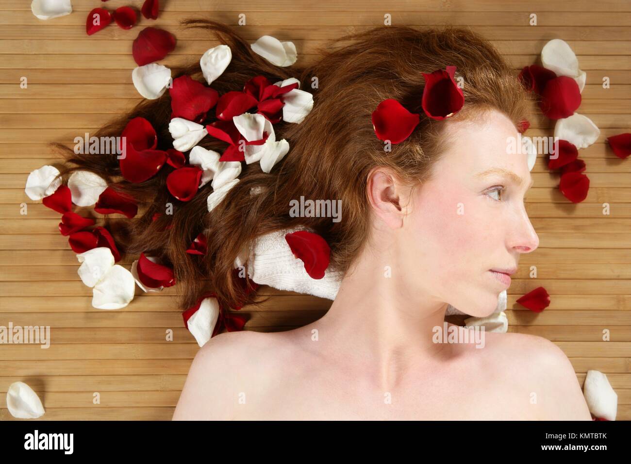 Update 135+ rose petals for hair best dedaotaonec