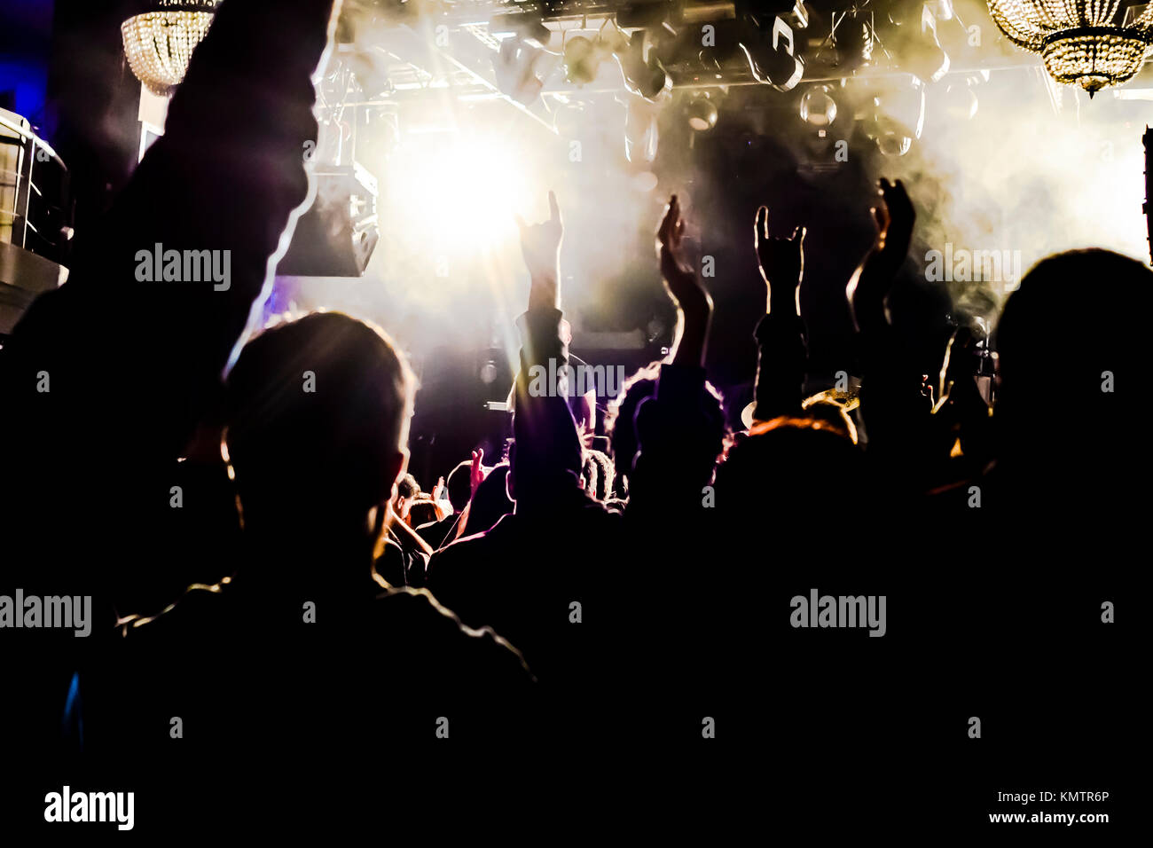Rock concert fans applauding hi-res stock photography and images - Alamy