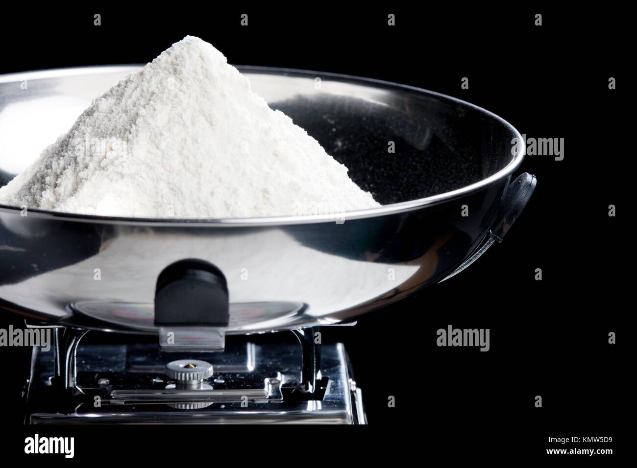 https://c8.alamy.com/comp/KMW5D9/flour-on-kitchen-scales-KMW5D9.jpg