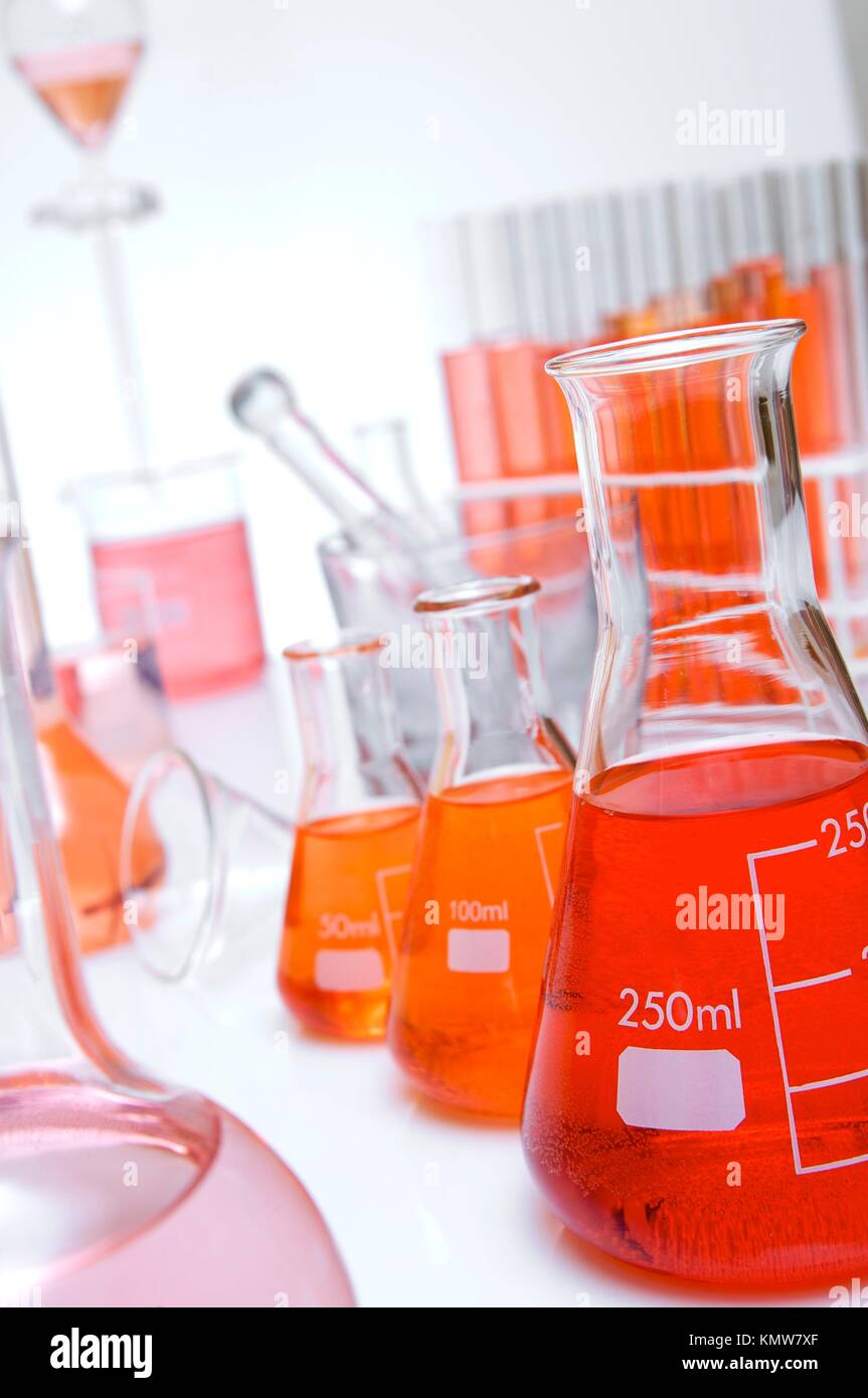 желтый оксид ртути (ii). оранжевая химия. пробирка химическая. оранжевые колбы химические. красивые колбочки и растворы.