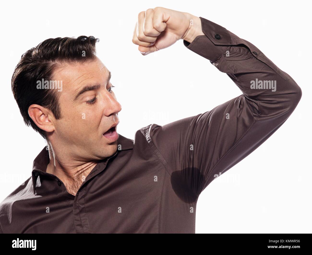 мужчина сильно пахнет потом. вспотевший человек. потный спортсмен. мужчина сильно пахнет потом. потный.