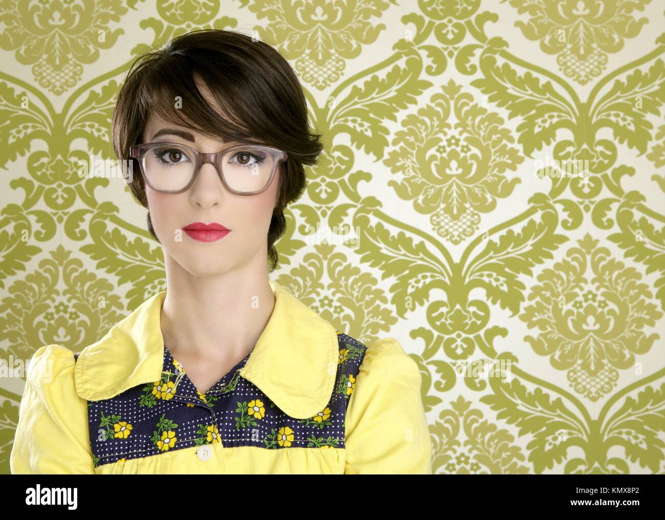 nerd woman retro portrait 70s wallpaper vintage housewife Stock Photo