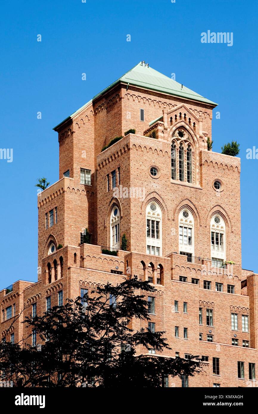 Old style 1920 nineteen twenties architecture brick apartment building with  gothic arched windows against a blue summer sky The Barbizon/63 Stock Photo  - Alamy