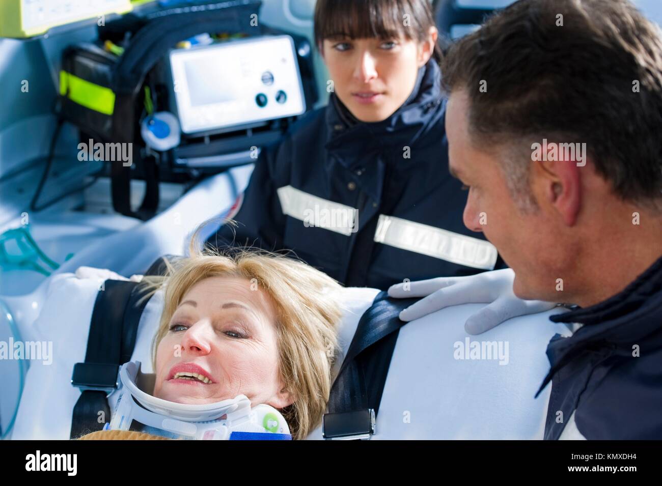 Paramedic woman hi-res stock photography and images - Alamy