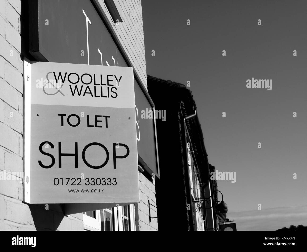Shop to let sign over vacant retail premises Stock Photo Alamy
