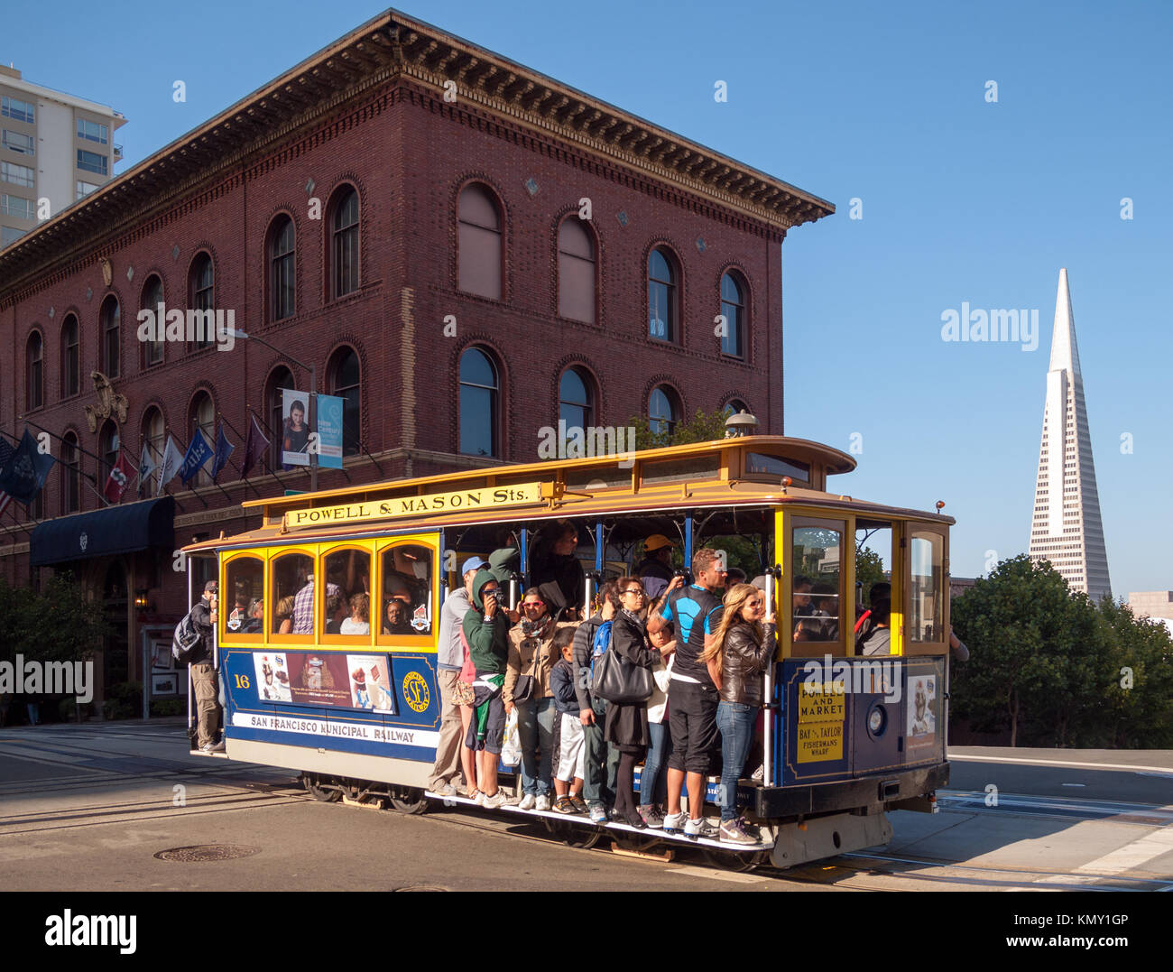 The Powell-Mason Cable Car (line 59) on Nob Hill with the University Club of San Francisco and the Transamerica Pyramid in the background. Stock Photo