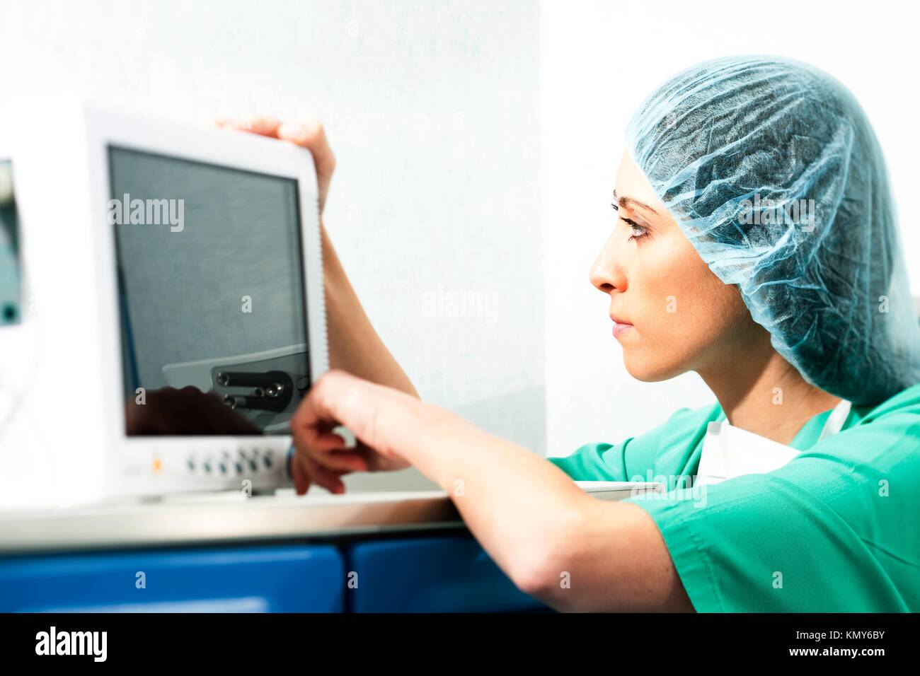 Surgeon Using Monitor Female surgeon using monitor in operating room Stock Photo - Alamy