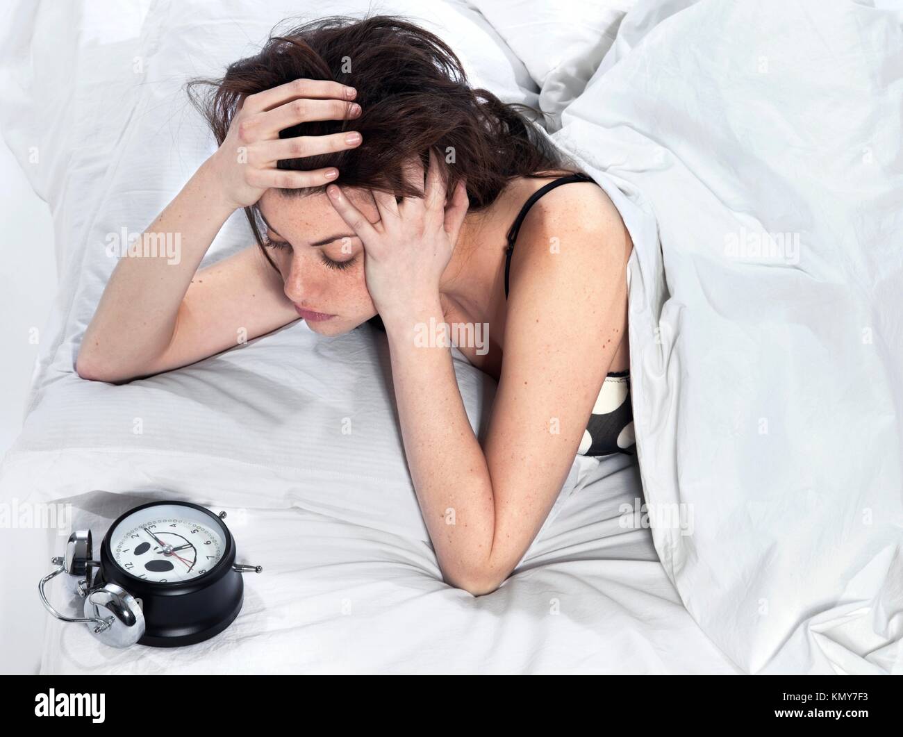 Жена рано спать. Нарушение сна. Бессонница. Плохой сон. Депрессия и бессонница.