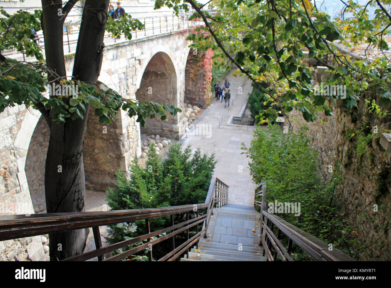 Castle courtyard arches hi-res stock photography and images - Alamy