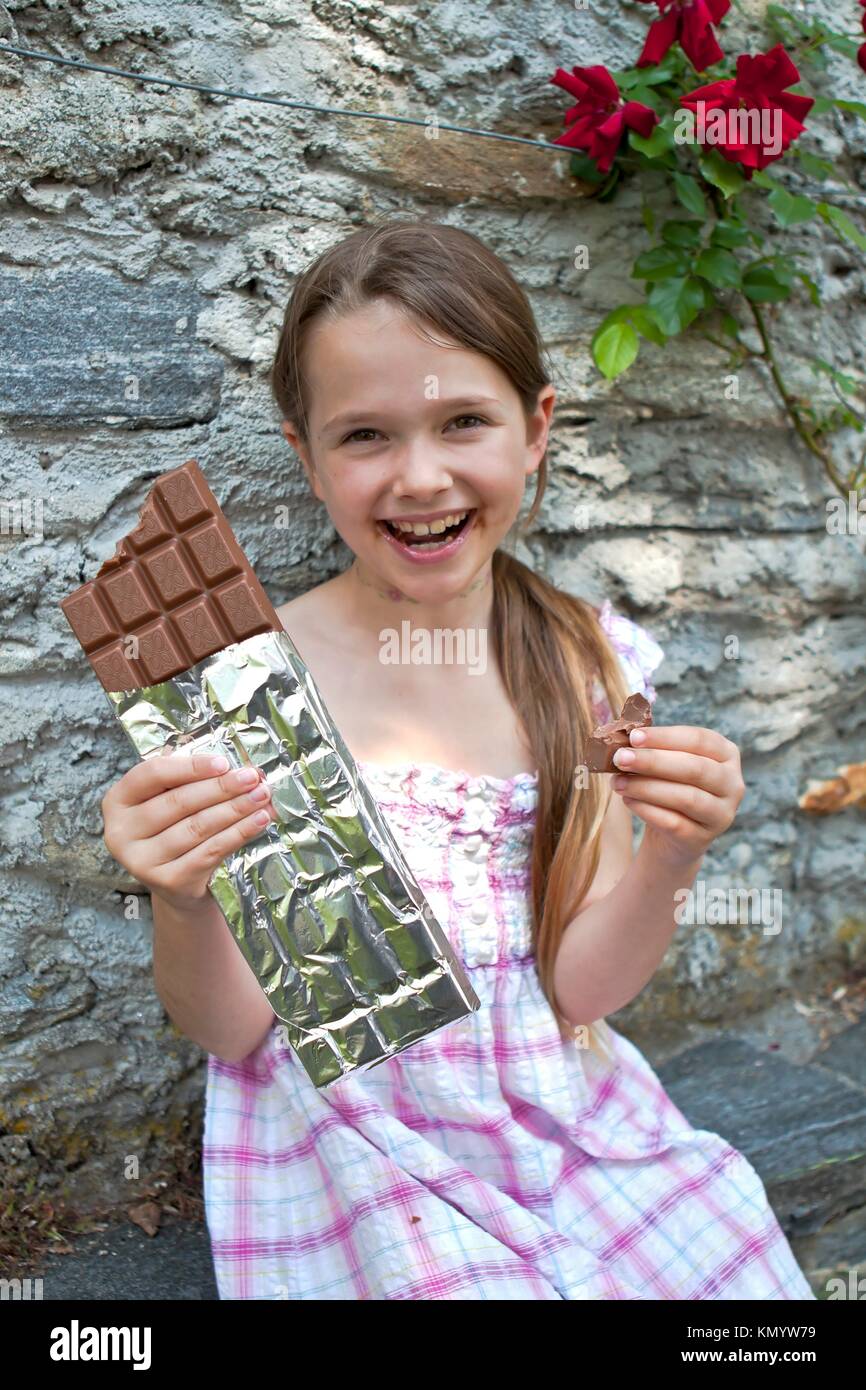 7 year old girl eating snack hi-res stock photography and images - Alamy
