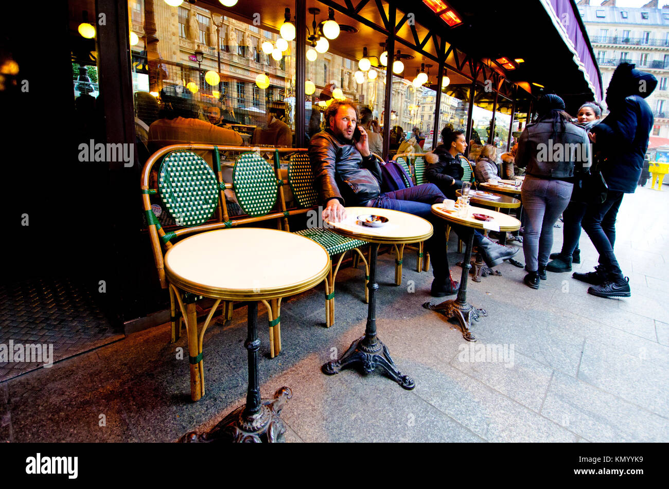 Man france cafe outside hi-res stock photography and images - Alamy