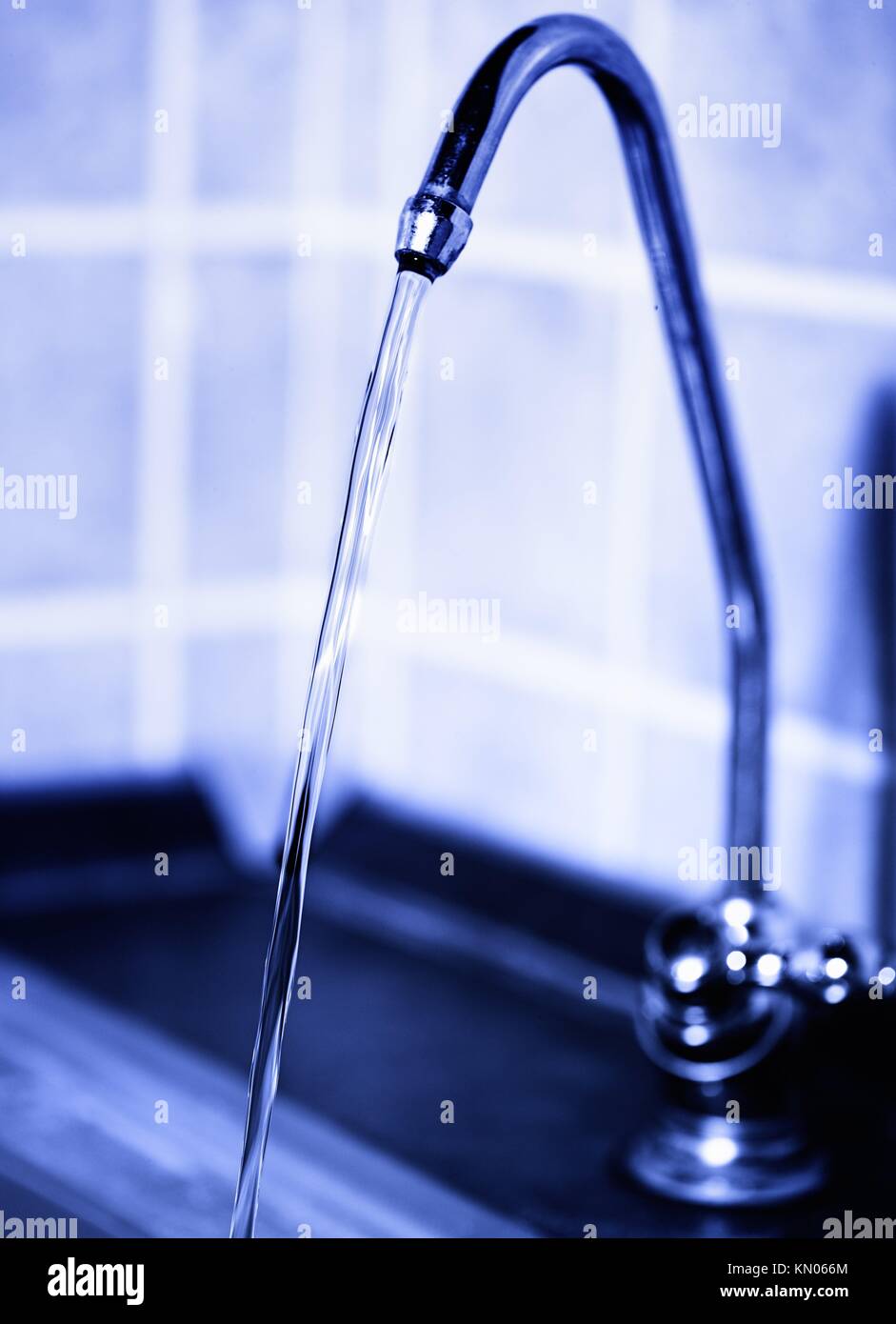 Протекающий кран. Тонкая струйка воды из крана. Слабый напор в кране. Кран с водой. Водопроводный кран в квартире.