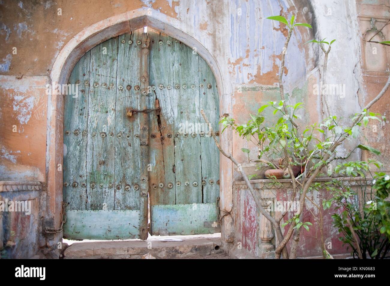 Damaged wood door, Chandni Chowk Bazar, Old Delhi, India Stock Photo