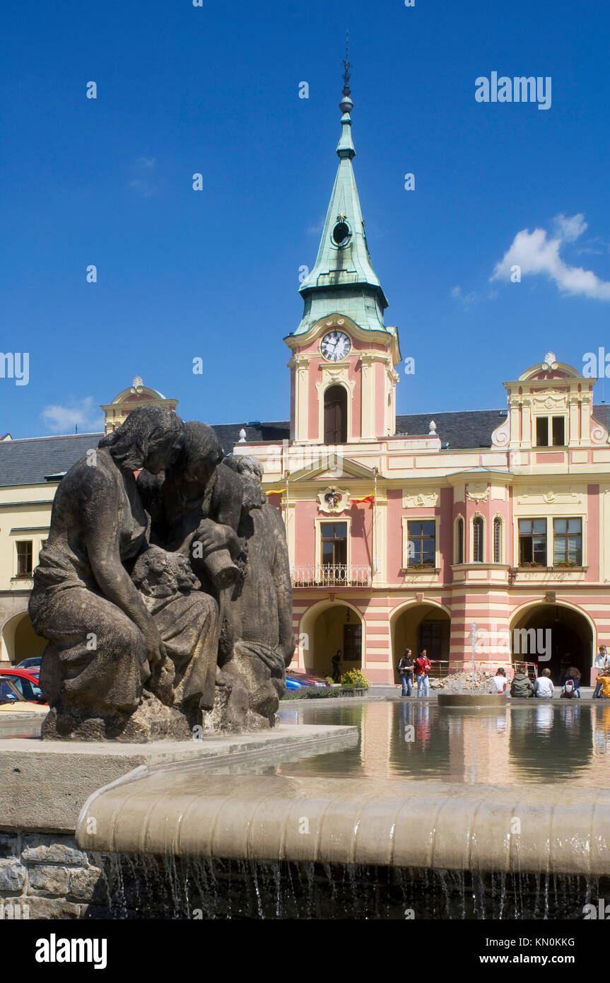 Czech Republic, Central Bohemian Region, Melnik, Hauptplatz, Weinlesebrunnen vor dem barockisiertem Rathaus Stock Photo