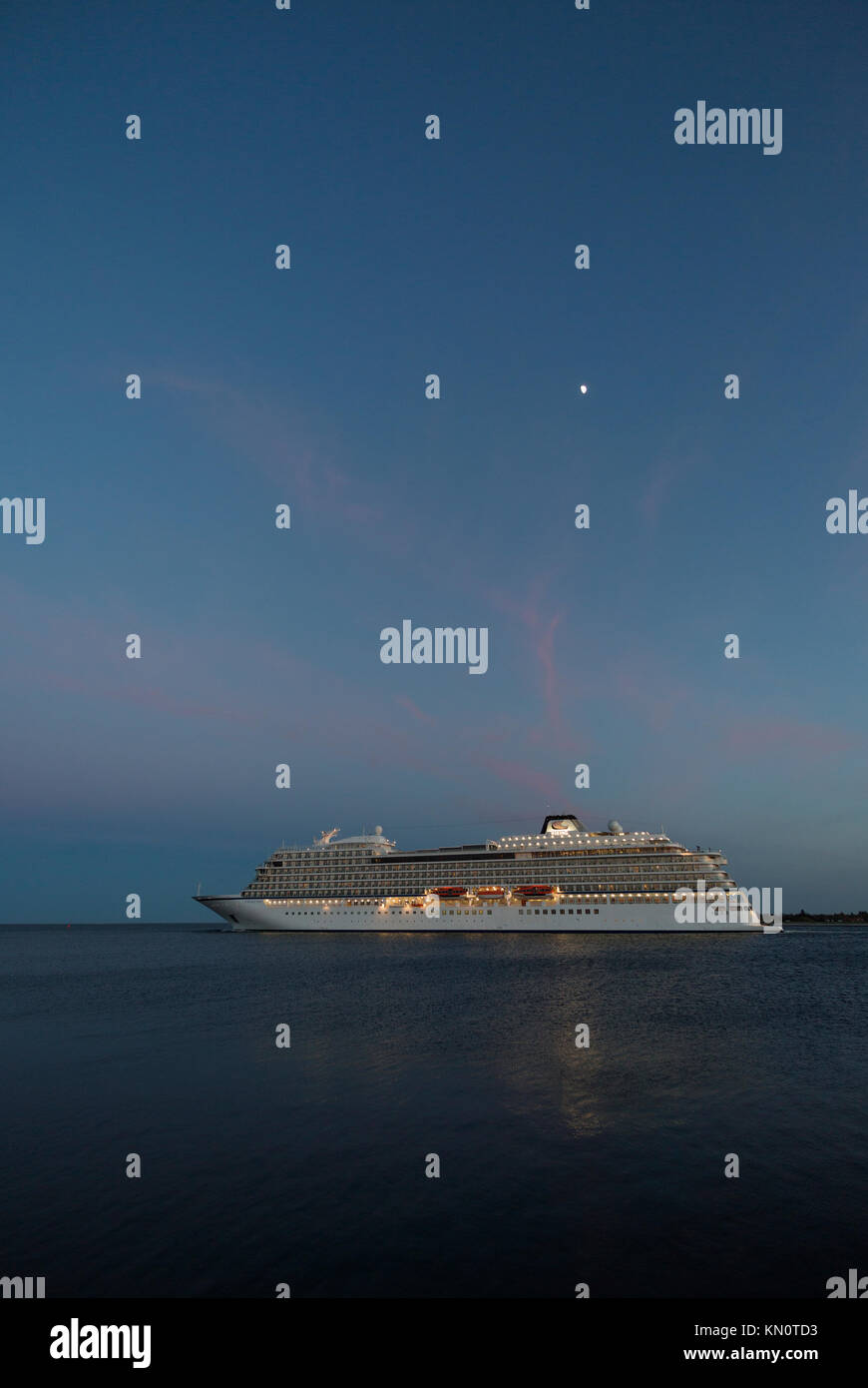 Viking Ocean Cruises vessel Viking Sea passes HalsEgense at the mouth