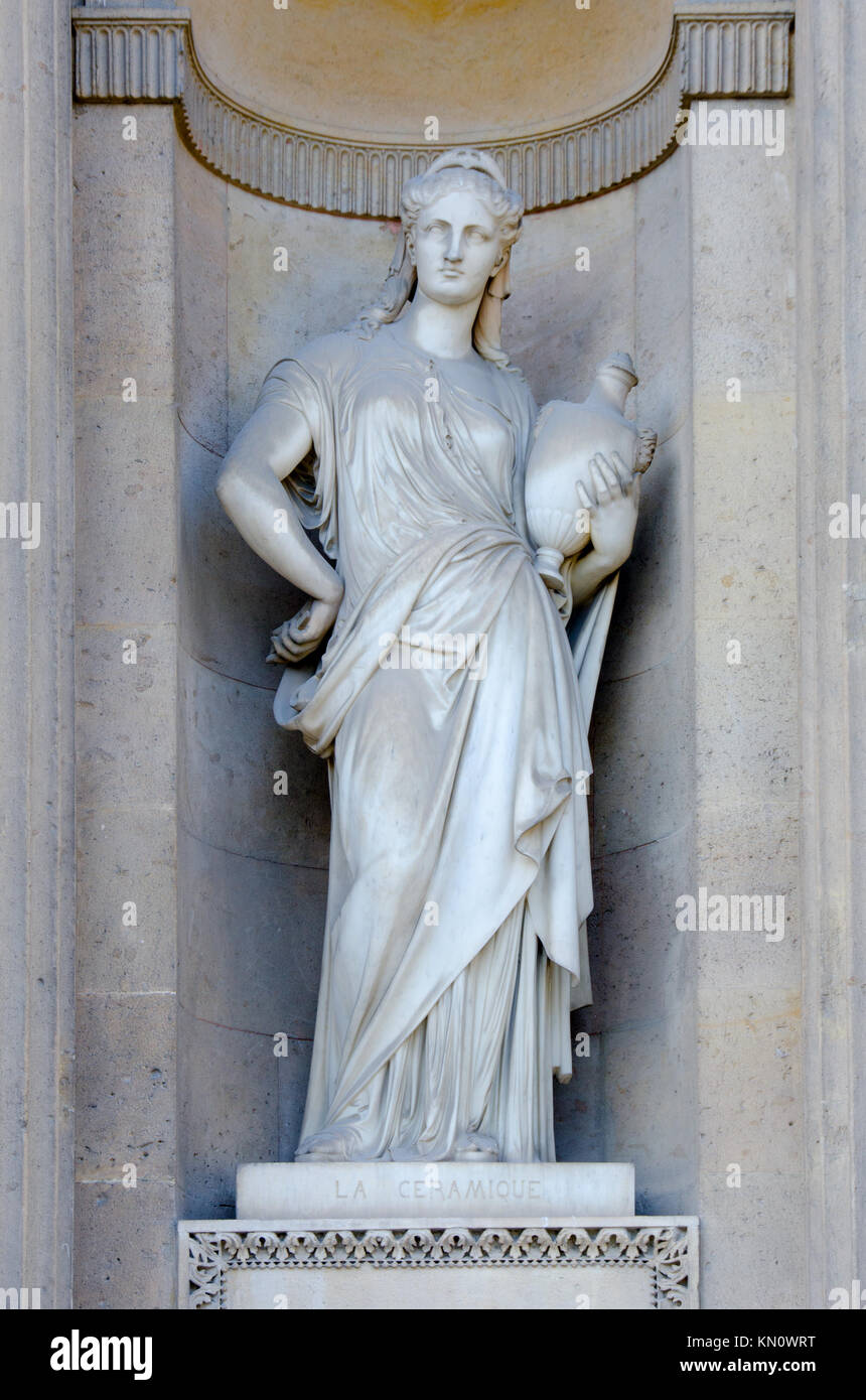 Statue of woman in louvre museum paris hi-res stock photography and images  - Alamy