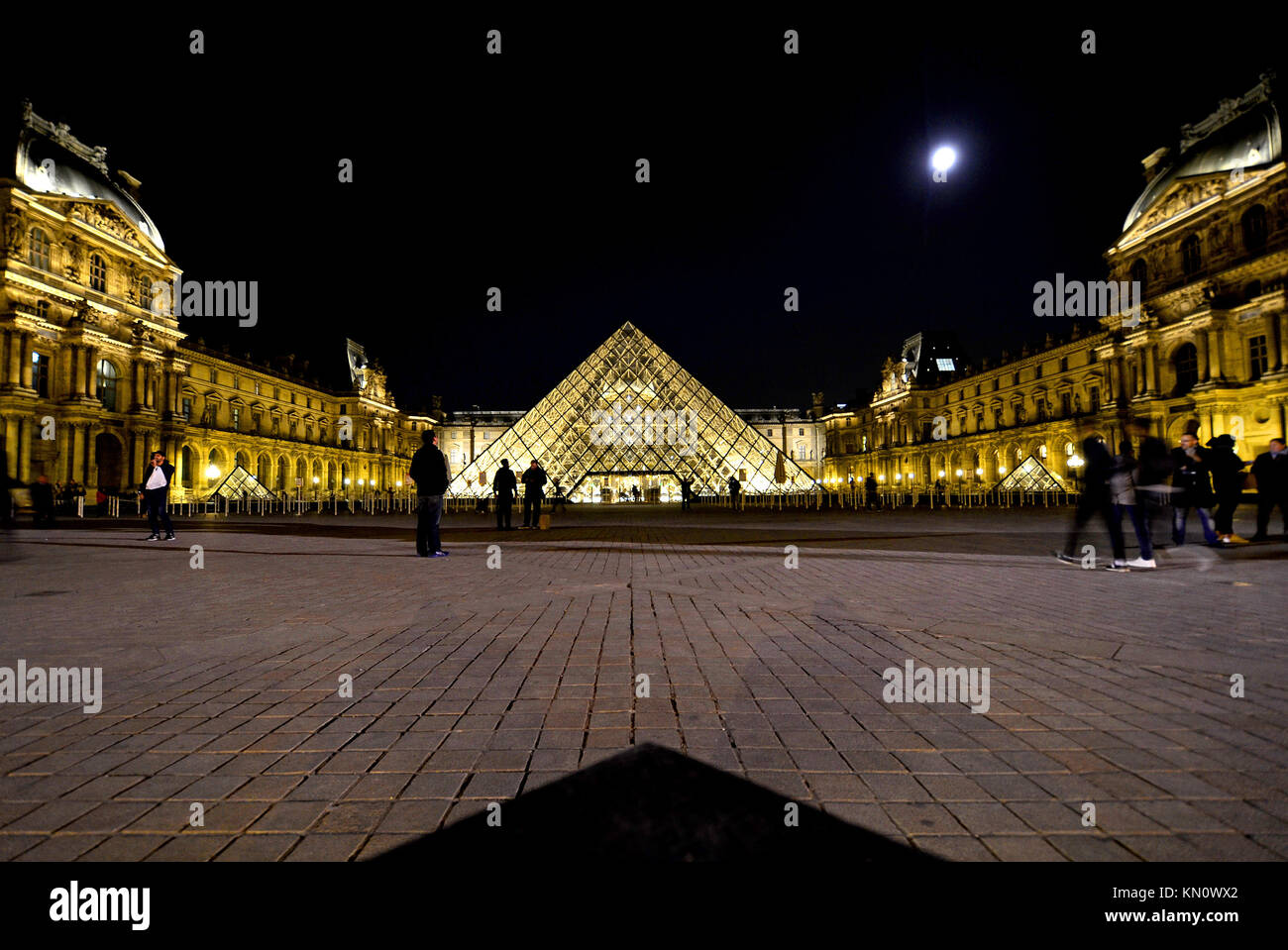 Paris, France. Palais du Louvre at night - Cour Napoleon and I M Pei's Pyramid Stock Photo