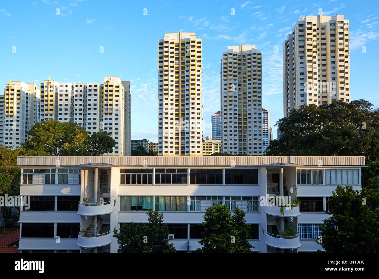 Contrasting Low Rise And High Rise Residental Housing In Tiong Bahru, Singapore. Stock Photo