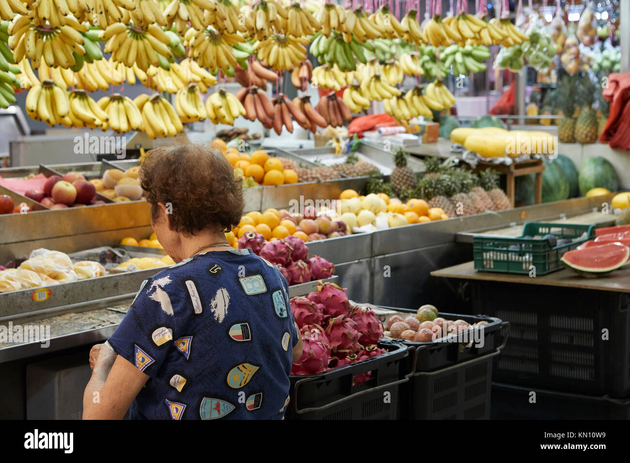 Oriental Woman Shopping At A Fruit Stall In The Tiong Bahru Market And Food Centre, Tiong Bahru, Singapore. Stock Photo