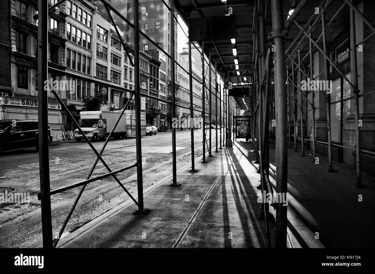 New york building scaffolding Black and White Stock Photos & Images - Alamy