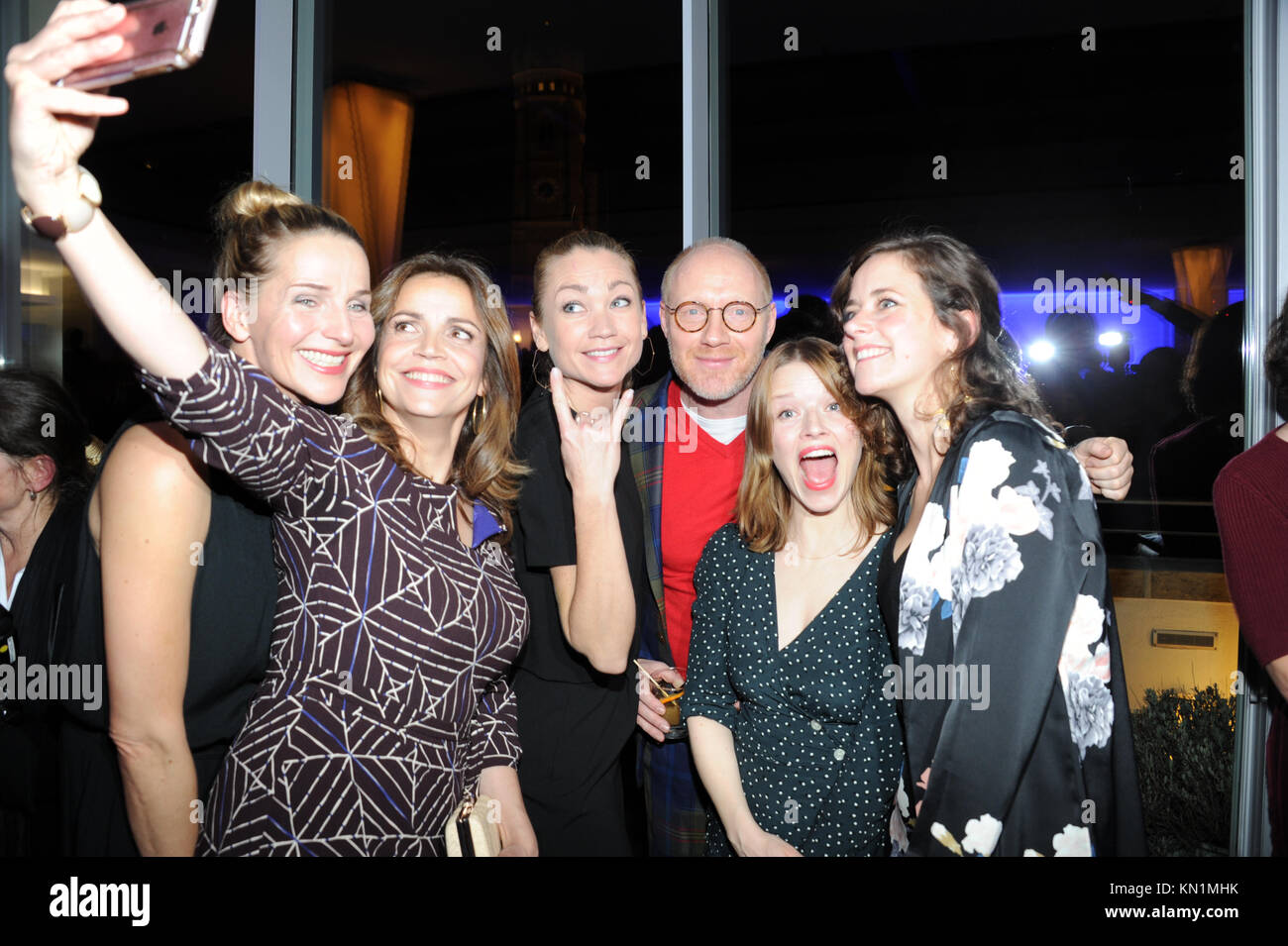The actors Tanja Wedhorn (L-R), Rebecca Immanuel, Lisa Maria Potthoff, Simon Schwarz, Karoline Schuch and Anja Knauer celebrate at the traditional Advent meal of the ARD at the Bayerischer Hof in Munich, Germany, 08 Germany 2017. Photo: Ursula Düren/dpa Stock Photo
