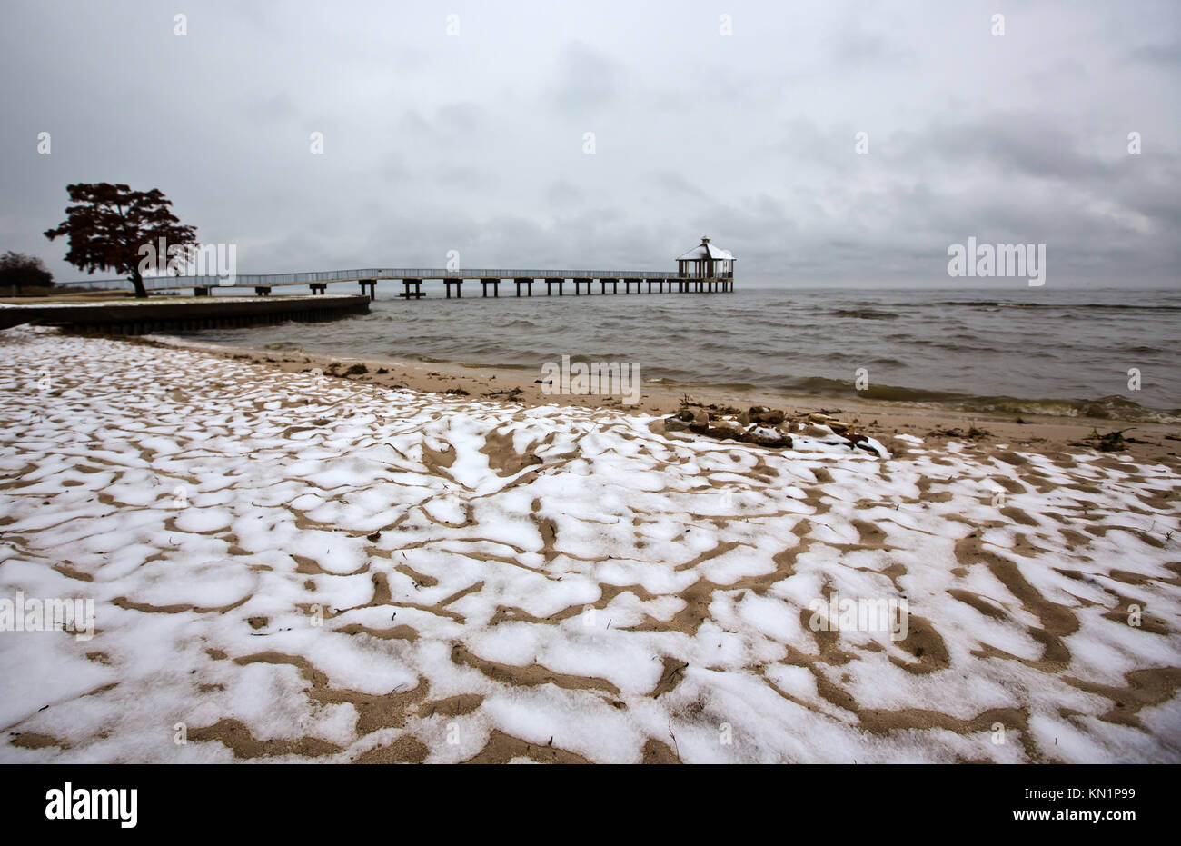 Mandeville, Louisiana, USA. 8th Dec, 2017. SNOW FALLS IN SOUTHERN LOUISIANA and coats the shore of Lake Pontchartrain in Fontainebleau State Park on Dec. 8, 2017. A wintry mix of precipitation fell across several Deep South states causing many businesses and schools to shut down. Credit: Julie Dermansky/ZUMA Wire/Alamy Live News Stock Photo