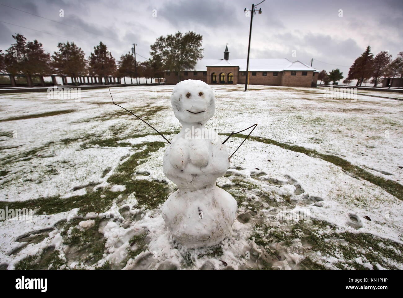 Mandeville, Louisiana, USA. 8th Dec, 2017. A snowman on the shore of Lake Pontchartrain in Fontainebleau State Park. A wintry mix of precipitation fell across several Deep South states causing many businesses and schools to shut down. Credit: Julie Dermansky/ZUMA Wire/Alamy Live News Stock Photo