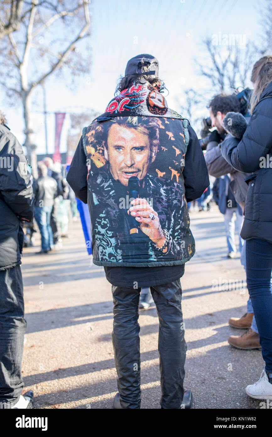 Popular commemoration of the death of French singer Johnny Hallyday in  Paris: fans with johnny hallyday's flocked jacket Stock Photo - Alamy