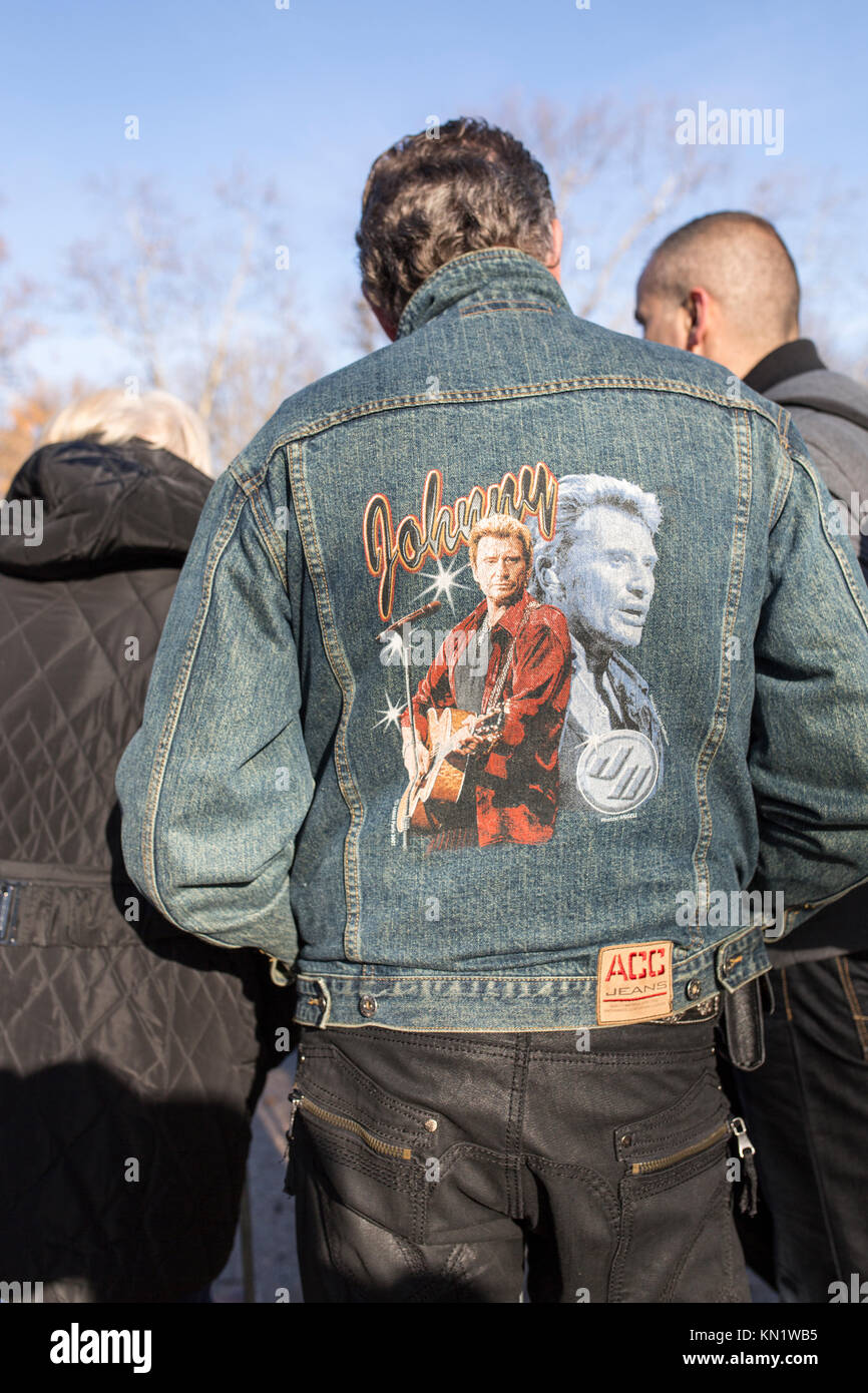 Popular commemoration of the death of French singer Johnny Hallyday in  Paris: fans with johnny hallyday's flocked jacket Stock Photo - Alamy