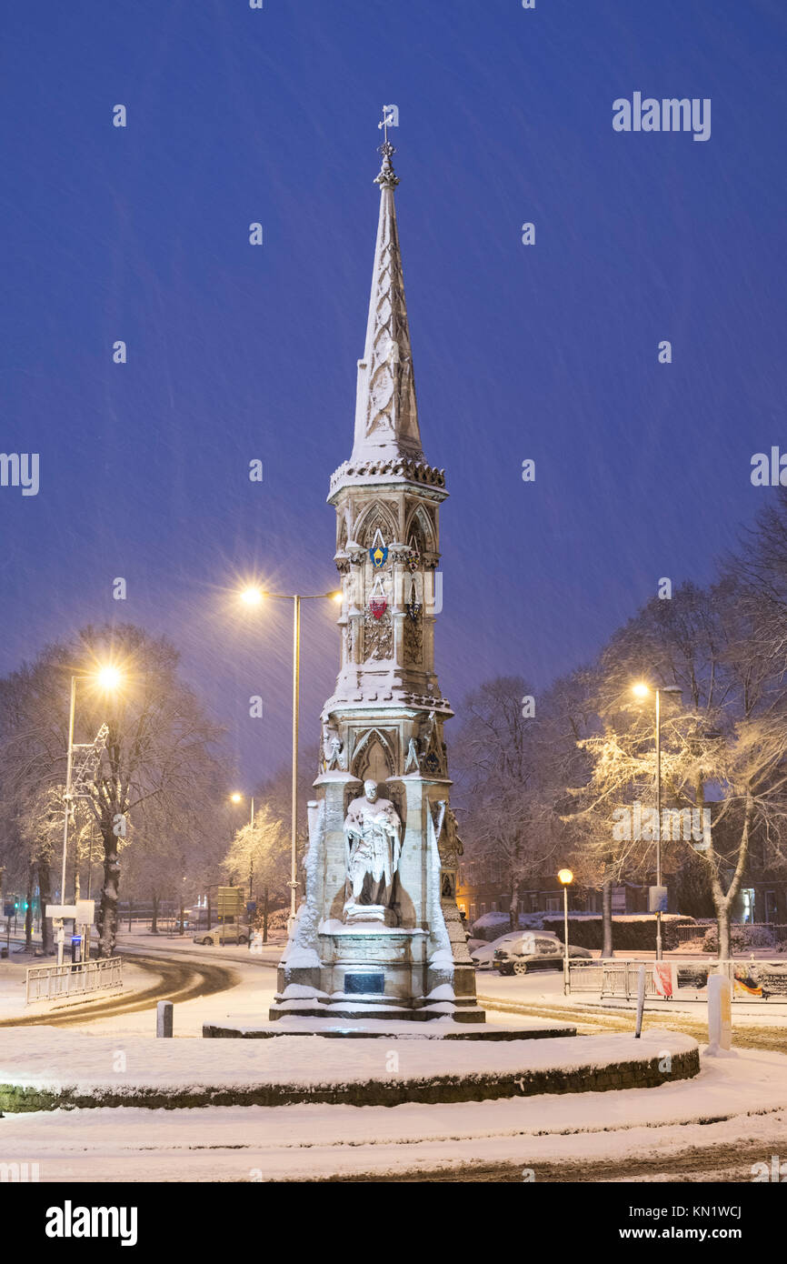 Banbury Cross, Oxfordshire, UK. 10th December, 2017. Banbury Cross in the early morning snowfall. Oxfordshire, UK. 10th Dec, 2017. Credit: Tim Gainey/Alamy Live News Stock Photo