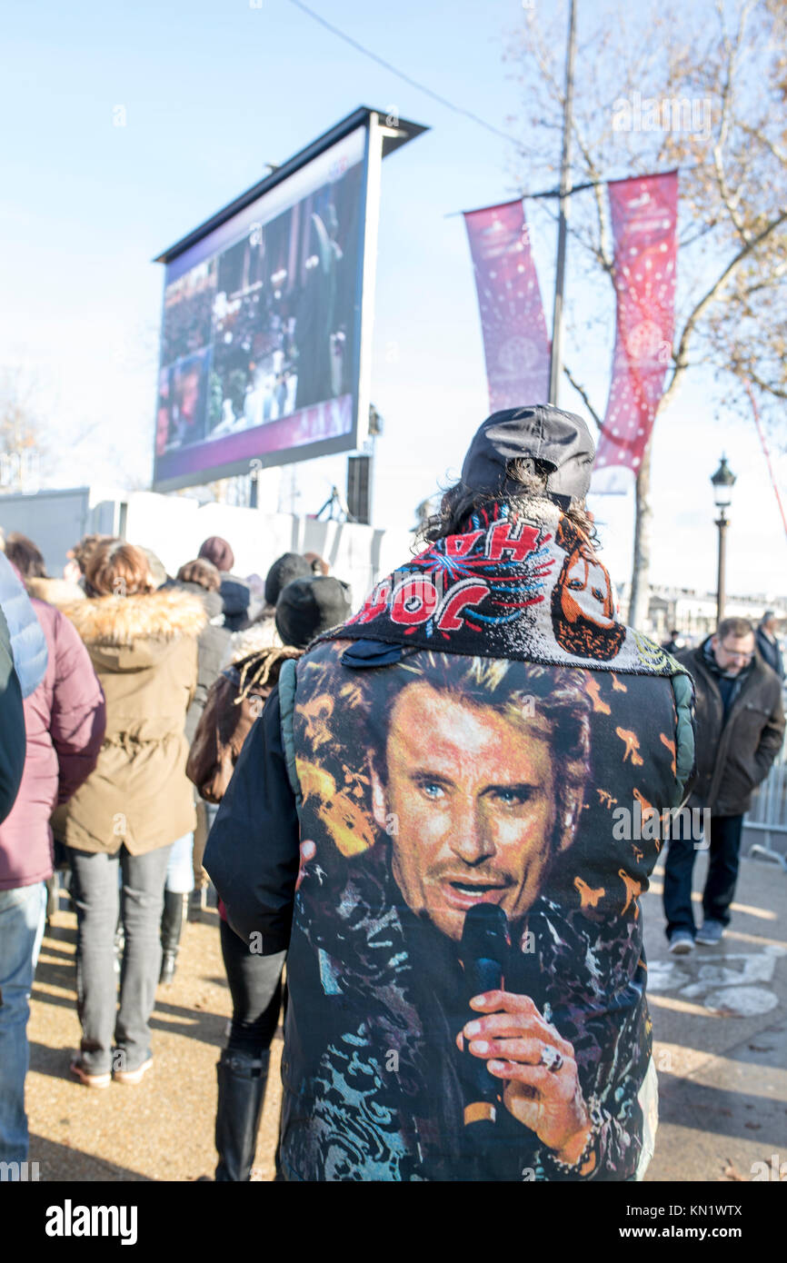 Popular commemoration of the death of French singer Johnny Hallyday in Paris: a fafan with a johnny hallyday's flocked jacket Stock Photo