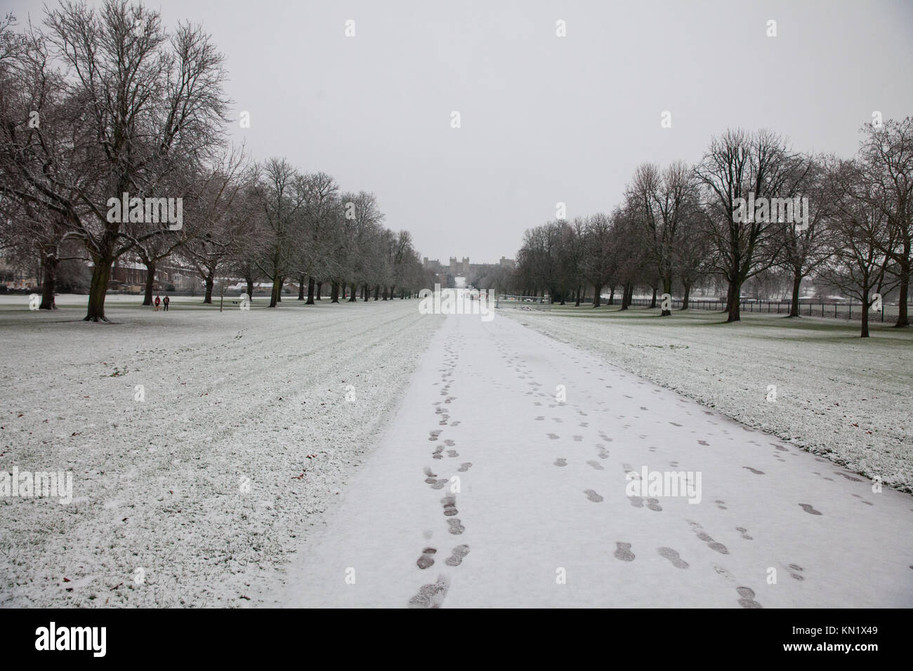 Windsor, UK. 10th December, 2017. A coating of snow shortly after dawn