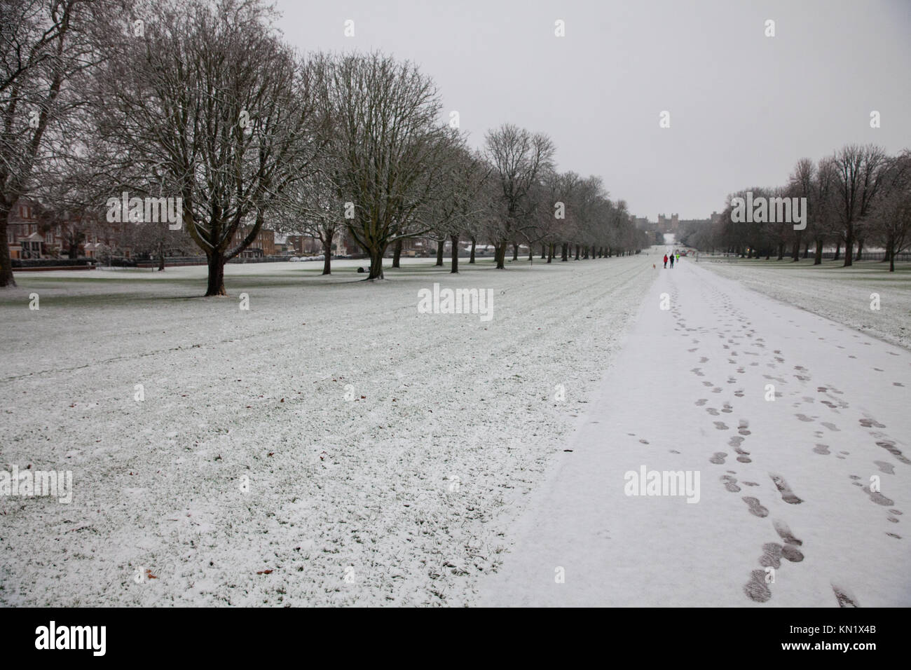 Windsor, UK. 10th December, 2017. A coating of snow shortly after dawn