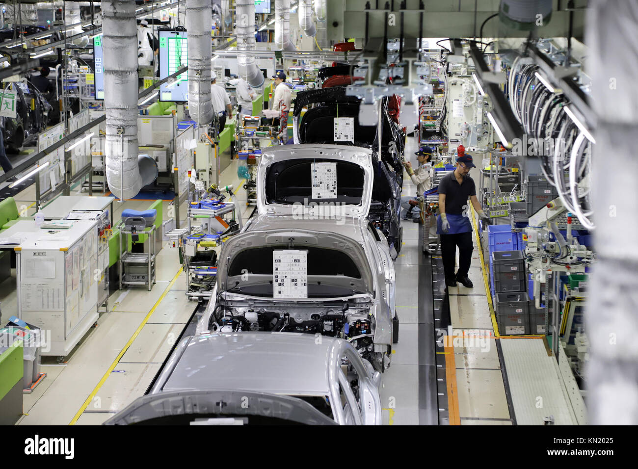 Auto workers in a japanese factory hi-res stock photography and images ...