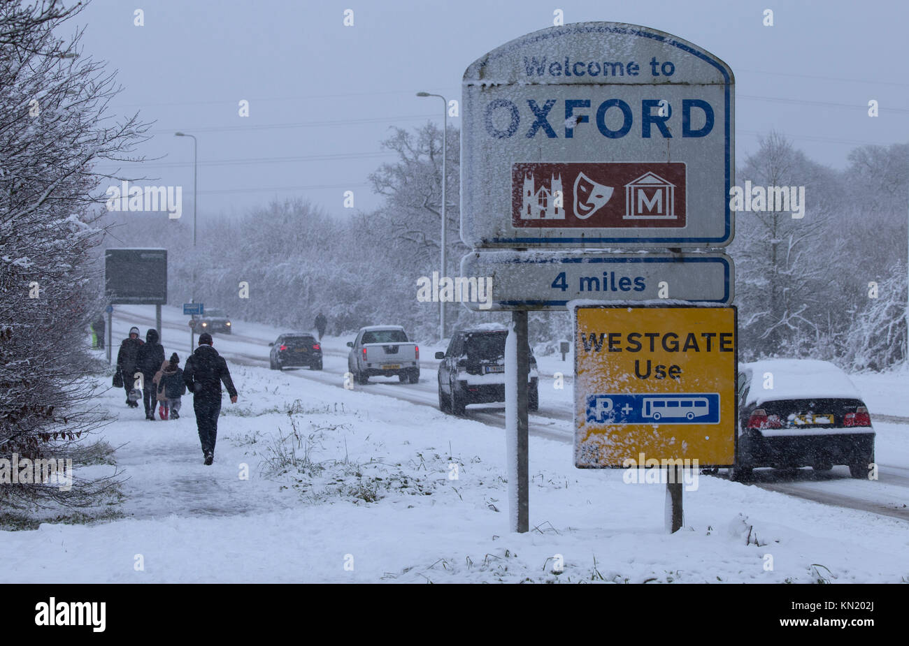 Welcome to Oxford sign with commuters in the snow Stock Photo