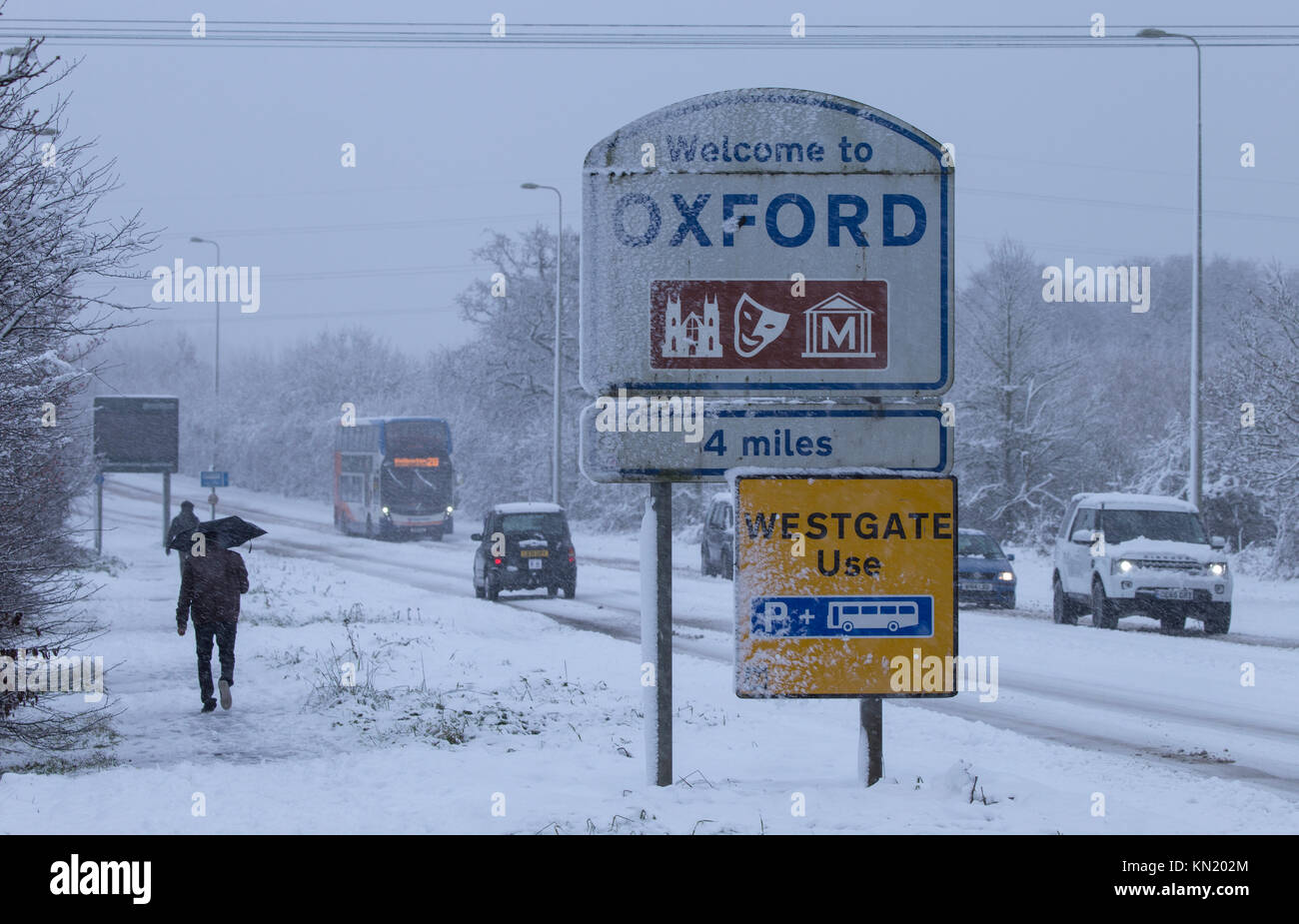 Welcome to Oxford sign with commuters in the snow Stock Photo