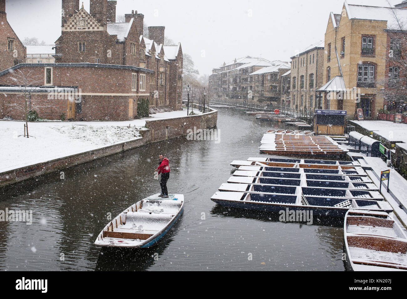 Cambridge, UK. 10th Dec, 2017. UK Weather: Heavy snow in Cambridge, England, UK. Credit: Nicola Ferrari/Alamy Live News Stock Photo