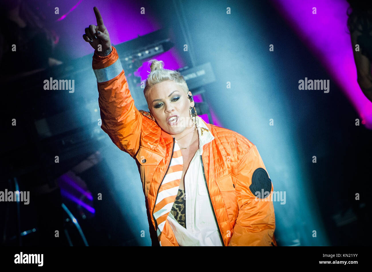 Pink singer hi-res stock photography and images - Alamy