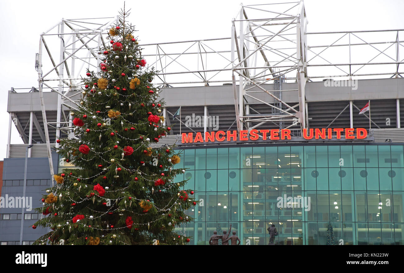 christmas-tree-outside-old-trafford-manchester-united-fc-v-manchester-KN223W.jpg