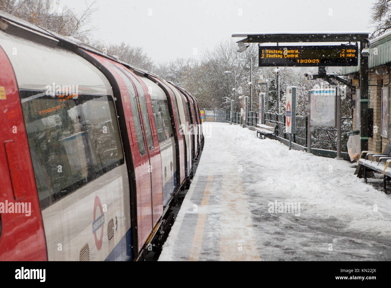 Mill Hill East Station, London, UK, 10th December 2017, Weather: Heavy snow falls over many areas of London causing train cancellations and disruption. Credit: Magdalena Bujak/Alamy Live News Stock Photo