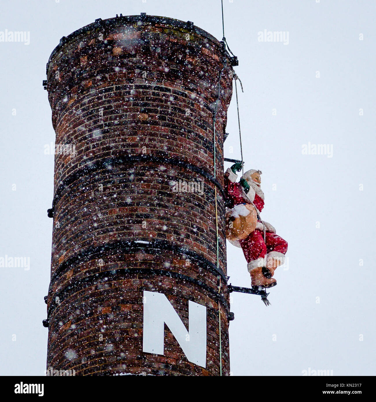 Wellingborough, UK. 10th Dec, 2017. :This Santa looks like he is stranded at the top of an old gas works chimney on The Embankment in Wellingborough,Northamptonshire. The area was hit with over 6" of snowfall on Sunday morning Credit: Bob Caddick/Alamy Live News Stock Photo