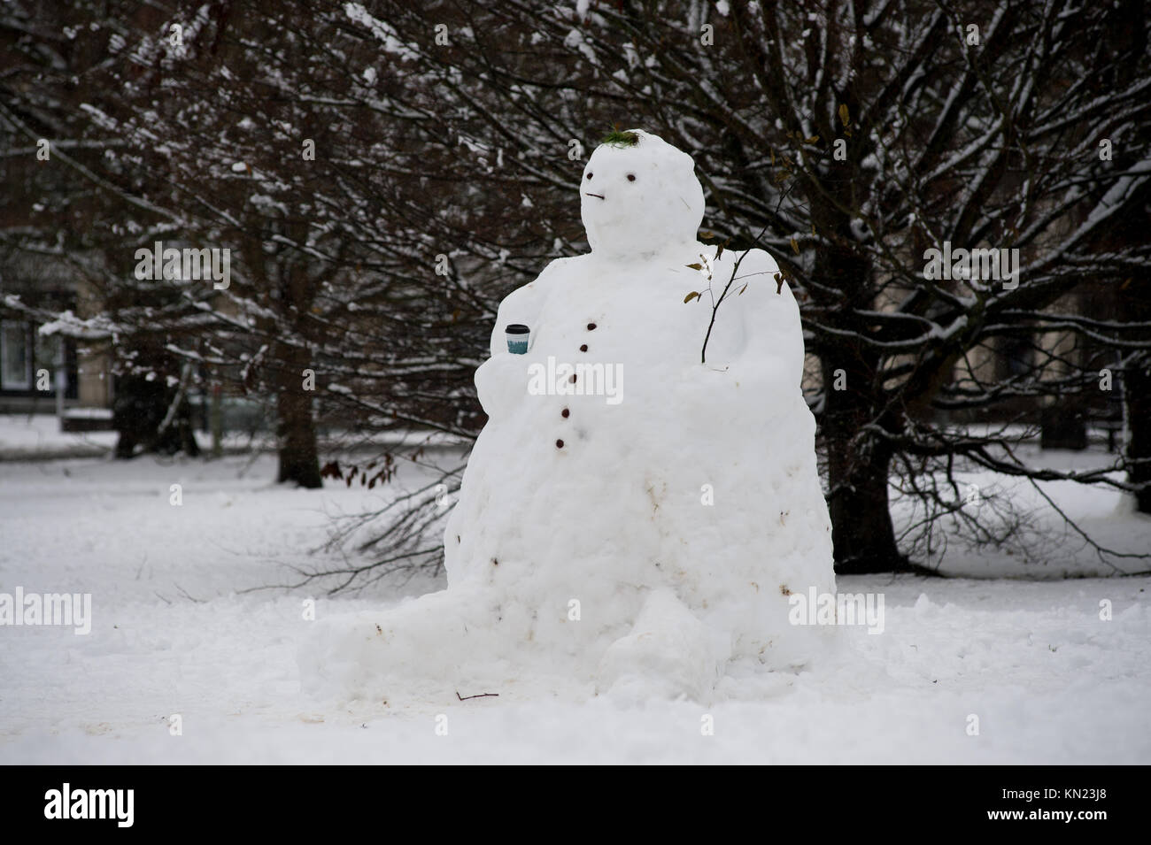 Welwyn Garden City, UK. 10th Dec, 2017. Heavy snow fell through out the night in Welwyn Garden City. The snow was ankle deep in places. Large snowman that was made in the park. Credit: Andrew Steven Graham/Alamy Live News Stock Photo