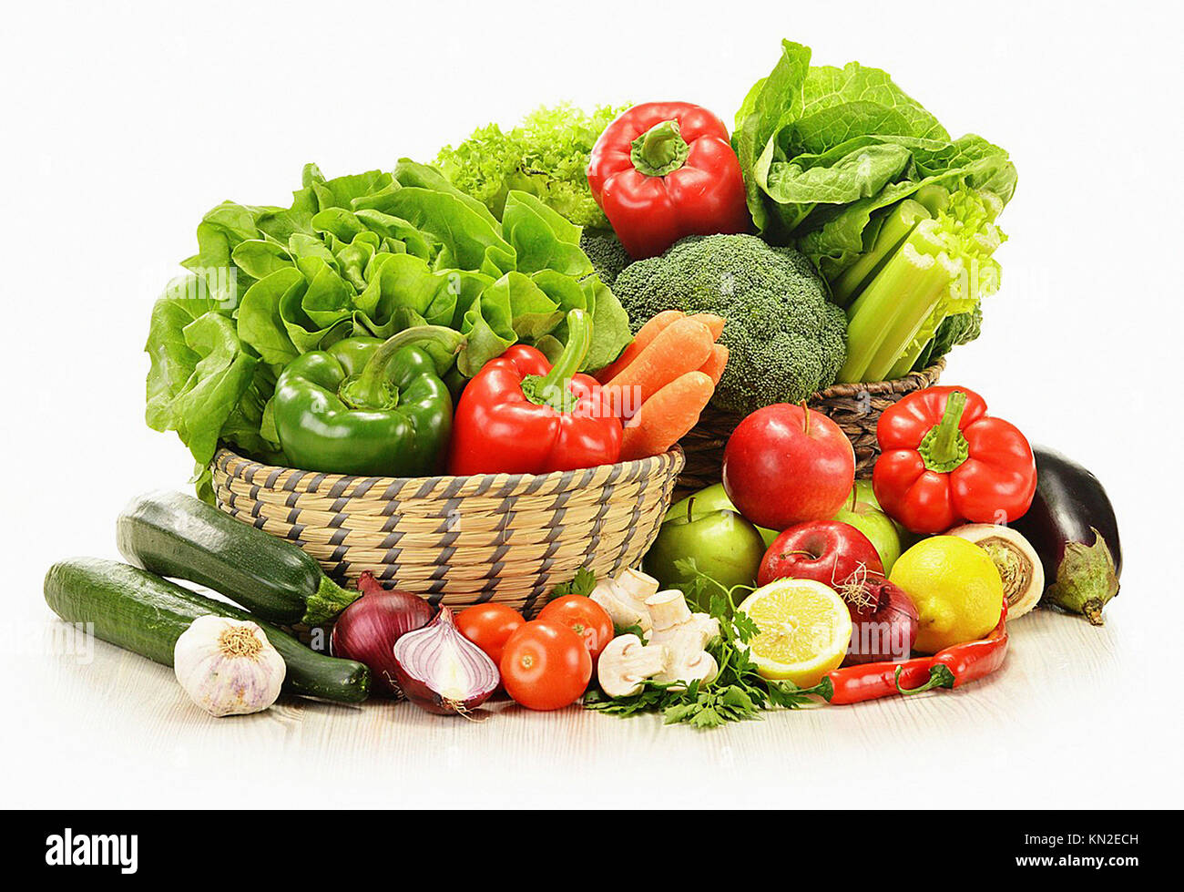 Овощи и фрукты являются источником. Овощи и фрукты. Овощи на белом фоне. Овощи и фрукты на белом фоне. Сырые овощи и фрукты.