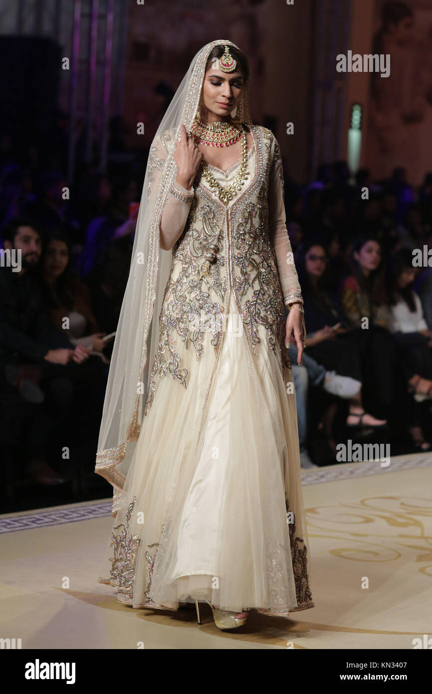 Lahore, Pakistan. 09th Dec, 2017. Pakistani models present creations of ...